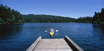 Rear view of a man on a kayak in a river, Orcas Island, Washington State, USA von Panoramic Images