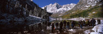 Tourists at the lakeside, Maroon Bells, Aspen, Pitkin County, Colorado, USA von Panoramic Images