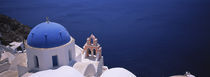 High angle view of a church, Oia, Santorini, Greece von Panoramic Images