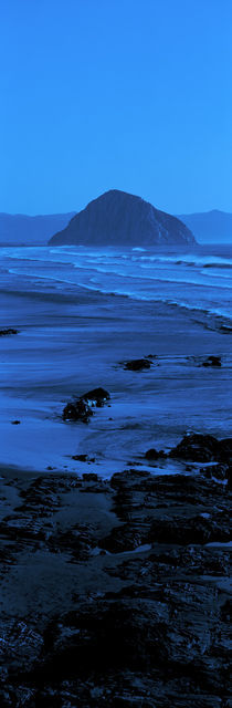 Rock formations on the beach, Morro Rock, Morro Bay, California, USA von Panoramic Images