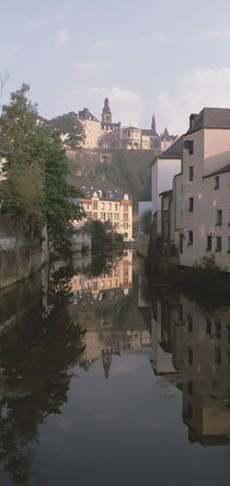 Luxembourg, Luxembourg City, Alzette River Flowing through Grund District von Panoramic Images