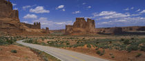 Empty road running through a national park, Arches National Park, Utah, USA von Panoramic Images