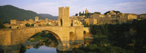 Arch bridge across a river in front of a city, Besalu, Catalonia, Spain von Panoramic Images