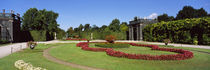 Formal garden in front of a building, Schonbrunn Gardens, Vienna, Austria von Panoramic Images