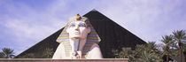 Statue in front of a hotel, Luxor Las Vegas, The Strip, Las Vegas, Nevada, USA von Panoramic Images