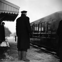 Railway Guard, Mid-Suffolk Light Railway, 2009 von Paul Cooklin