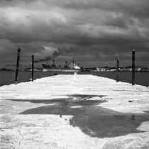 Merchant Ship, Havana Harbour, Havana, Cuba, 2010 von Paul Cooklin