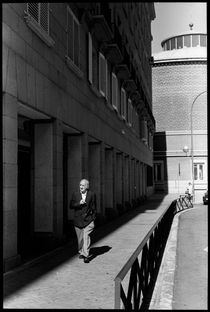 Smoking man. Madrid, 2011. von Maria Luros