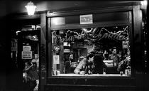 Lovers kiss in a cafe. Madrid, 2011 von Maria Luros