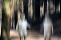 Zwei Kinder im Wald - Poster - Bewegungsunschärfe by jaybe