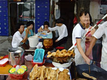 Imbiss in Beijing von Hermann Bauer