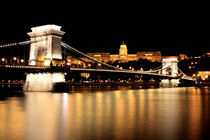 Chain Bridge by night by Gustavo Oliveira