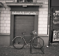 Bicycle and door: Berlin von Ron Greer