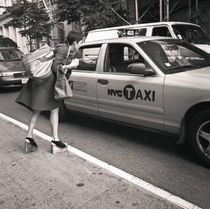 Woman paying taxi: New York City von Ron Greer