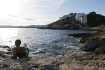 Bathing in the warm evening sun. von Tom Hanslien