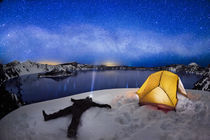 Stargazing at Crater Lake von Ben  Canales