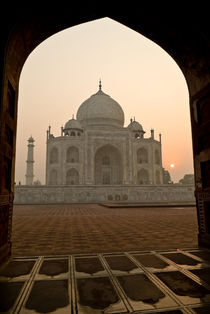 Morning at the Taj Mahal von Russell Bevan Photography