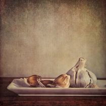 garlic cloves by Priska  Wettstein