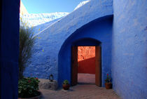 Blue courtyard von RicardMN Photography