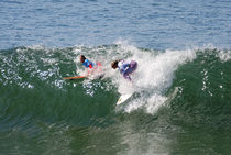 Surfer Girls - Surfing Huntington Beach von Eye in Hand Gallery