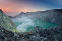 Sunrise in Ijen crater  von Alexey Galyzin