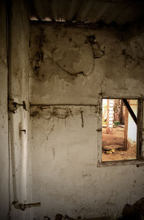 Small window in an abandoned kitchen von RicardMN Photography