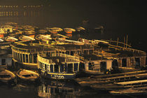 boote im hafen von varanasi von ralf werner froelich