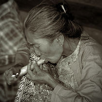 Old smoker woman by RicardMN Photography