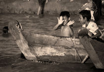 Burmese children in the Irrawaddy River. von RicardMN Photography