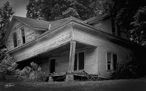 Hanging on the Edge - Old Rustic Farm House von Cris  Hayes