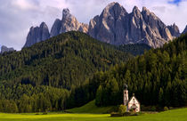 Beautiful isolated lonely church called Rainui in valley in the Italian Dolomites village of Val Di Funes mountains Alpine area of Italy with Dolomites looming behind von Danita Delimont