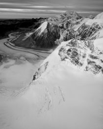 Aerial view of Mount McKinley and Alaska Range peaks von Danita Delimont