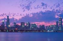 Chicago skyline at dusk with Lake Michigan in foreground von Danita Delimont