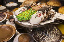 Christmas cookies on display in a New York city bakery von Danita Delimont