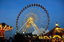 Lighted Ferris Wheel and other Rides after dark on Navy Pier von Danita Delimont