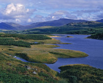 An overview of Loch Garry in the Highland of Scotland von Danita Delimont