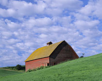 Red barn and clouds von Danita Delimont