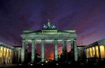 Brandenburg Gate at night von Danita Delimont
