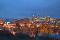 Calgary: City Skyline from Ramsay Area / Evening with Saddledome von Danita Delimont