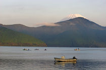 Fuji from Lake Ashi in the Fuji-Hakone-Izu National Park von Danita Delimont