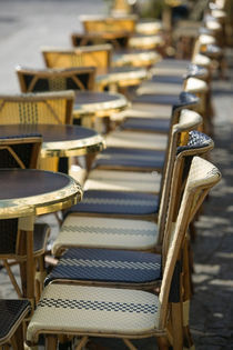 Beaubourg: Cafe Tables / Morning / Plateaux Beaubourg von Danita Delimont