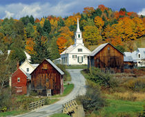 Fall foliage adds further beauty to the small village of Waits River in Vermont von Danita Delimont