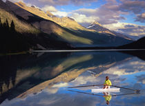 A rower on Banff Lake in the Canada (MR) von Danita Delimont