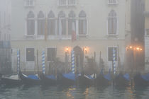 A row of gondolas seen through the fog on the Grand Canal von Danita Delimont