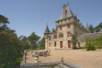 The magnificent Chateau de Pressac and garden furniture on the terrace Chateau de Pressac St Etienne de Lisse Saint Emilion Bordeaux Gironde Aquitaine France von Danita Delimont