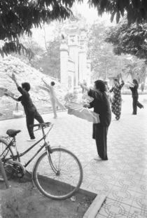 Morning Excercises by Hoan Kiem Lake (NR) von Danita Delimont