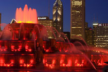 Buckingham Fountain illuminated at night von Danita Delimont