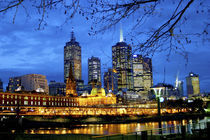 A nighttime view of the lights and buildings around the river running through downtown Melbourne von Danita Delimont