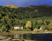 Afternoon sun highlights the buildings at Onich harbor on Loch Linnhe in theHighland of Scotland von Danita Delimont