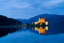 Beautiful Eileen Donan Castle in Western Dornie in Highlands os Scotland the most photographed castle in the world at night with reflections on still beautiful waters von Danita Delimont